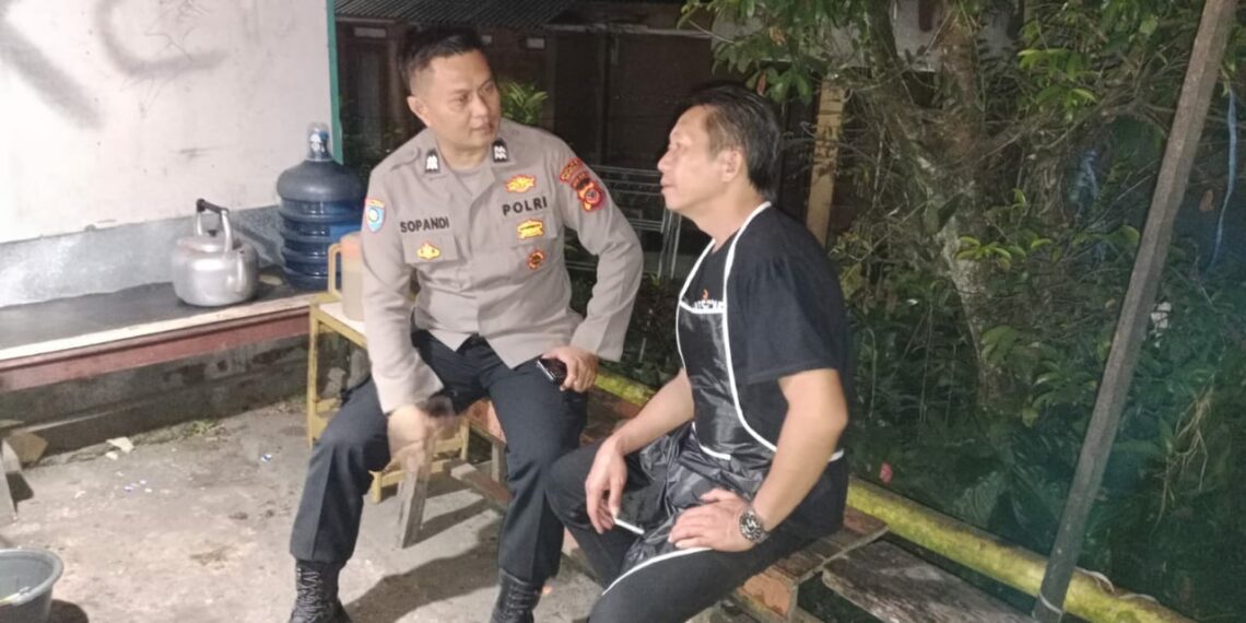 Upaya Ciptakan Kamtibmas, Kanit Binmas Polsek Kebon Pedes Patroli Dialogis