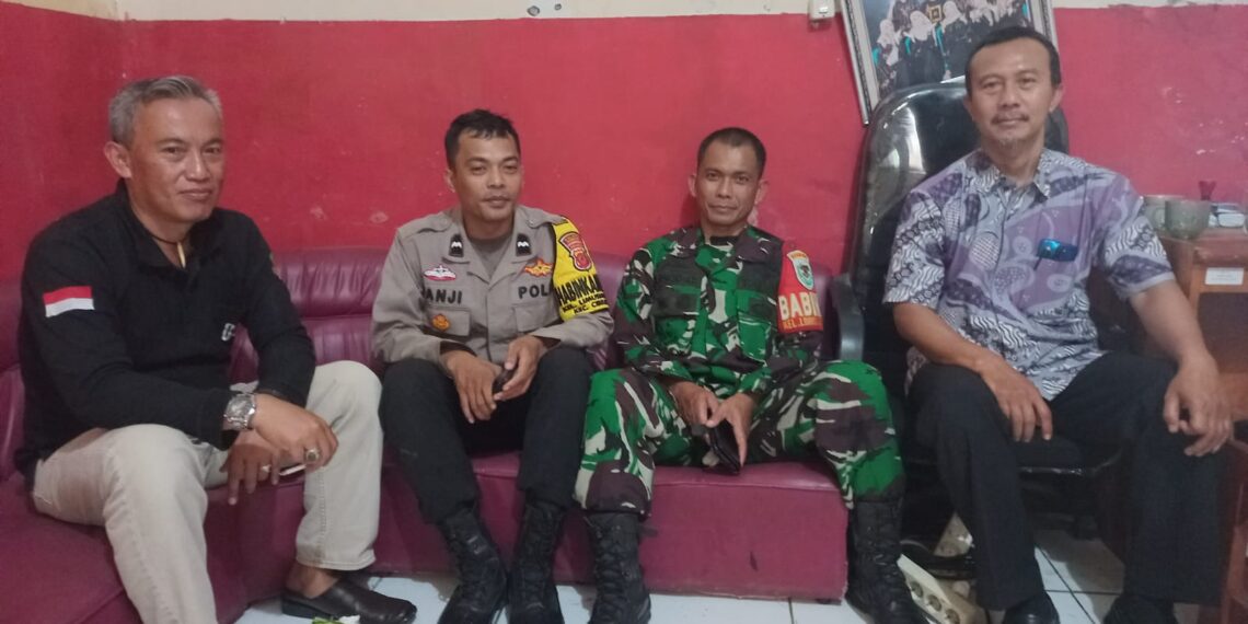 Sinergitas Tni Polri Sambangi Warga dengan Humanis, Bhabinkamtibmas dan Babinsa Sampaikan Pesan Kamtibmas kepada Warganya