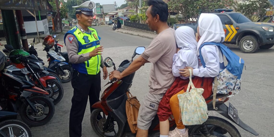 Polisi Berikan Teguran Secara Humanis Kepada Pelanggar Lalu lintas Dalam Rangka OPS Zebra Lodaya 2023