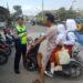 Polisi Berikan Teguran Secara Humanis Kepada Pelanggar Lalu lintas Dalam Rangka OPS Zebra Lodaya 2023