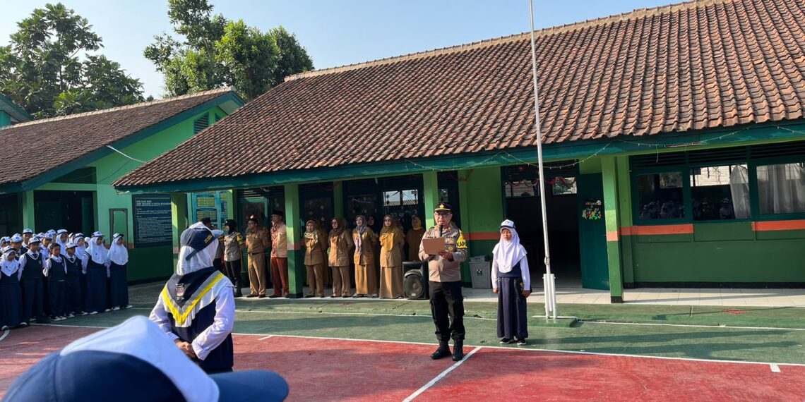 Cegah Kenakalan Remaja, Kapolsek Warudoyong Jadi Pembina Upacara Bendera di SMPN 11 Kota Sukabumi