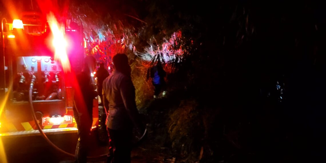 Cegah Kebakaran Hutan Dan Lahan, Polisi Polsek Sukalarang Dengan BPBD Kabupaten Damkar Sukaraja Dibantu Warga Masyarakat Memadamkan Api