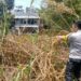 Bhabinkamtibmas Polsek Sukaraja dan masyarakat setempat membantu memadamkan api yang membakar lahan kering