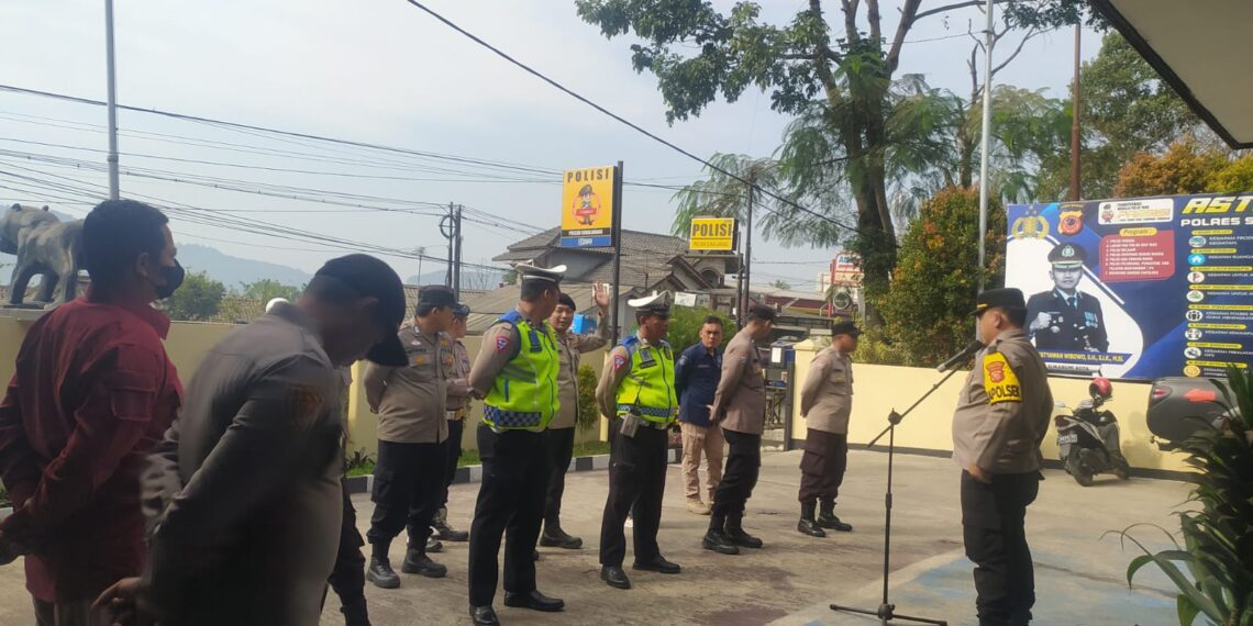 Kapolsek Sukalarang  Sampaikan Arahan Kepada Anggota Saat Apel Pagi Halaman Mako Polsek