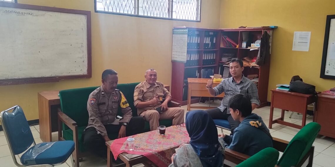 Polsek Cisaat  Silaturahmi dengan Guru Sekolah SMK Teknika Cisaat