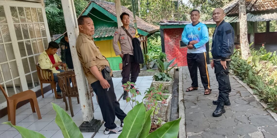 Anggota Samapta Polsek Sukabumi dan Bhabinkamtibmas Desa Perbawati Melaksanakan kegiatan dialogis dan pemantauan dengan Masyarakat