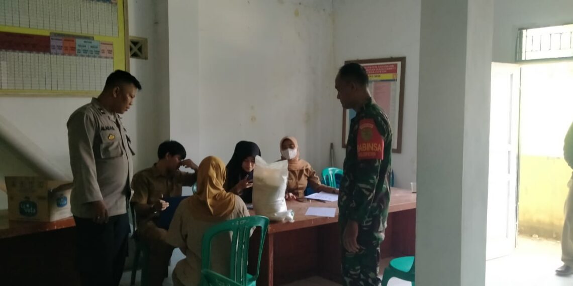 Sampaikan Pesan Kamtibmas, Bhabinkamtibmas Polsek Kadudampit Sambangi Warga