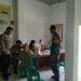 Sampaikan Pesan Kamtibmas, Bhabinkamtibmas Polsek Kadudampit Sambangi Warga