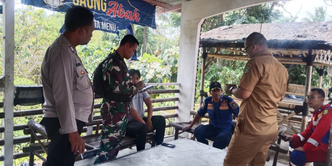 Bhabinkamtibmas Bersinergi dengan Babinsa Sambangi Warga Untuk Tingkatkan Harkamtibmas