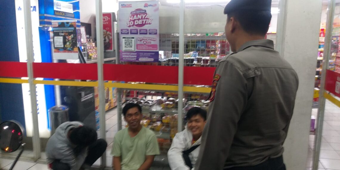 Piket Fungsi Polsek Gunungpuyuh Sampaikan Pesan Kamtibmas Kepada Warga