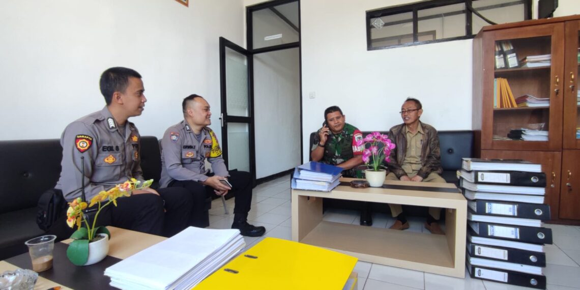 WUJUD SINERGITAS, BHABINKAMTIBMAS BESERTA BABINSA SILATURAHMI BERSAMA TOKOH MASYARAKAT DESA SUKARAJA