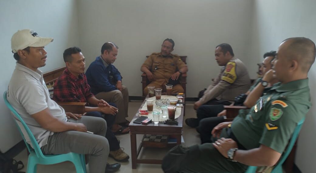 Pererat Silaturahmi, Senergitas TNI – Polri Bhabinkamtibmas Polsek Sukalarang Sambang Ke Kantor Desa Binaan