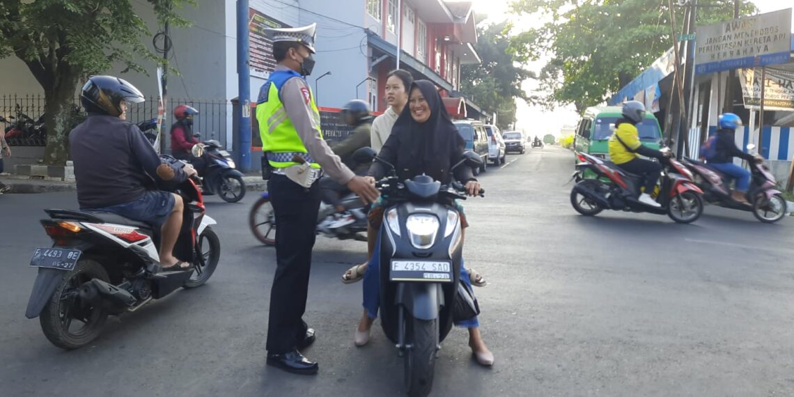 Peduli Keselamatan, Polisi Berikan Teguran Humanis Kepada Pelanggar Lalu Lintas
