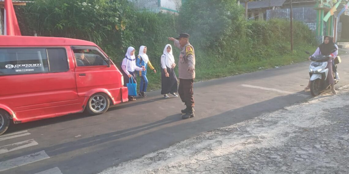 Polsek kadudampit laksanakan gatur pagi beri Pelayanan terbaik Kepada Masyarakat