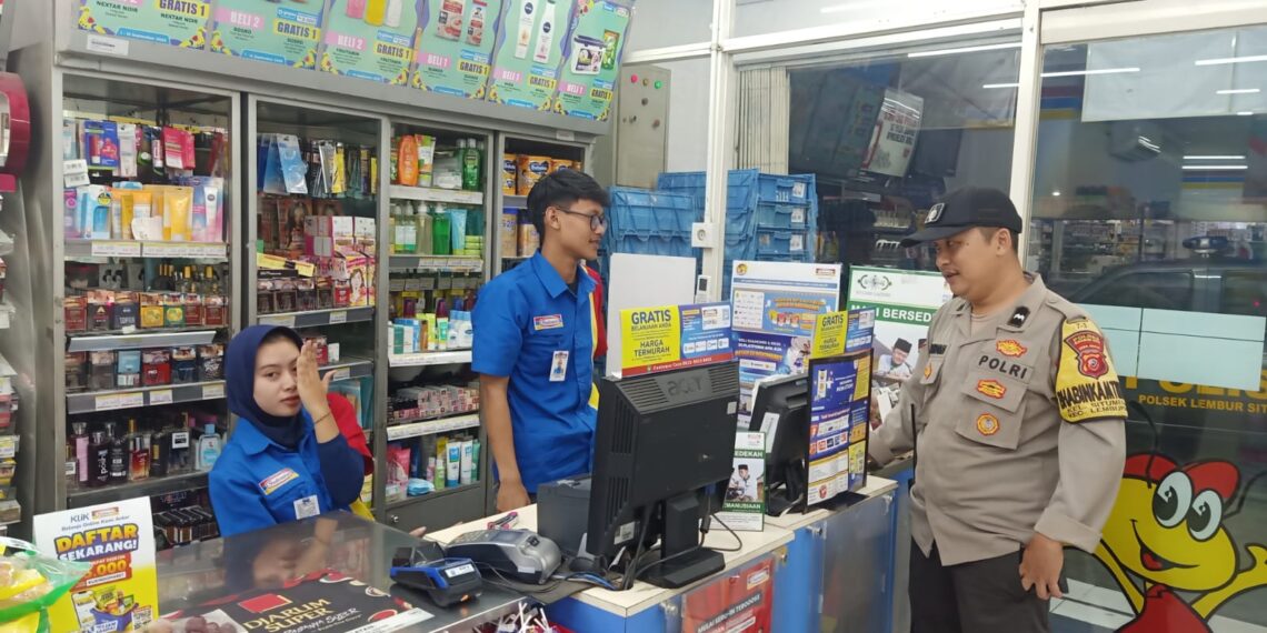 Ciptakan Kamtibmas Yang Kondusif, Bhabinkamtibmas Sambangi Indomart di Wilayah Binaannya.