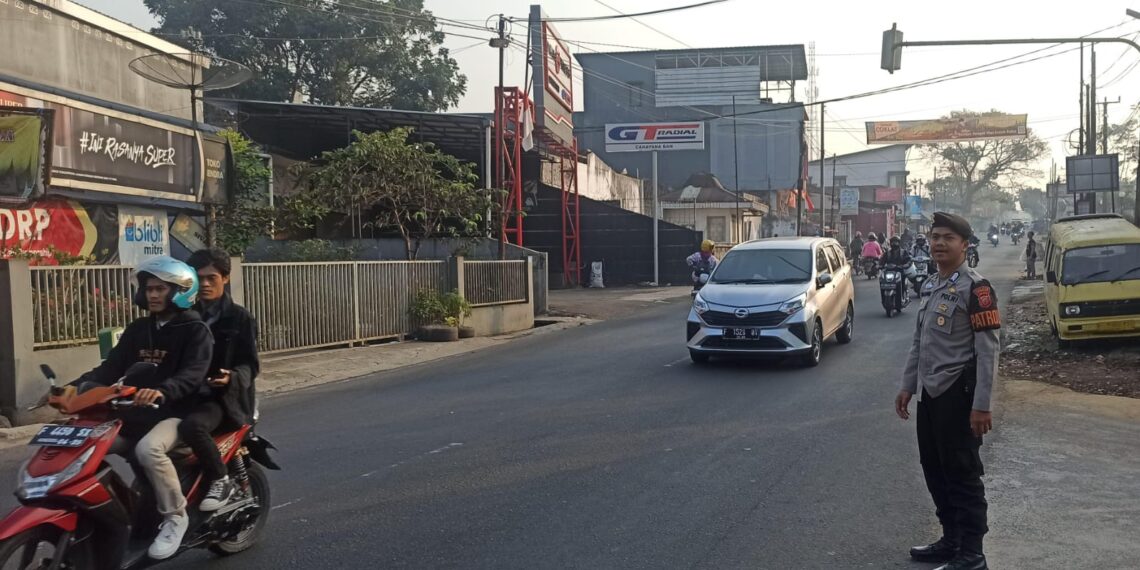 Wujud  Pelayanan Guna Kelancaran Lalu Lintas  Anggota  Polsek Lembursitu Laksanakan  Pengaturan Lalu Lintas di Pagi Hari
