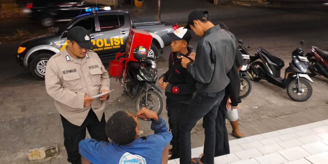 Polsek Kebon Pedes Patroli Dialogis Malam Hari Cegah Kerawanan Gukamtibmas