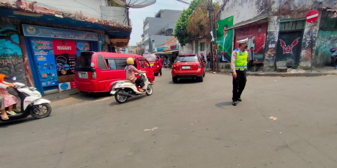 Polsek Warudoyong Gatur Lalu Lintas Paska melintas Kereta Api Pangrango