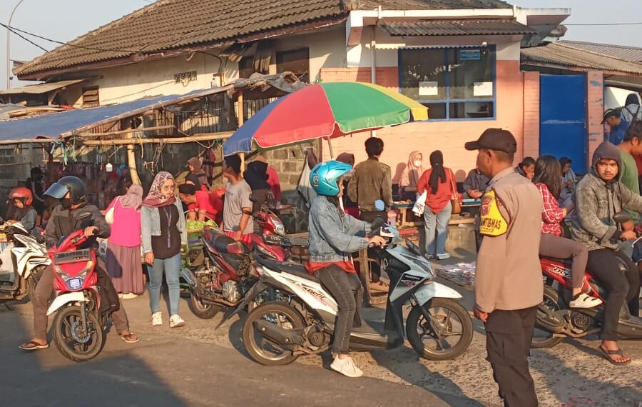 Gatur Lalin Pagi Polsek Kadudampit Bentuk Pelayanan Polisi Kepada Masyarakat
