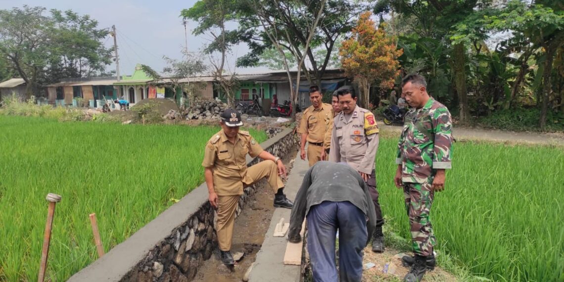 Perkuat Sinergitas TNI- POLRI,dan Lurah,Staf Kelurahan selalu jalin kekompakan