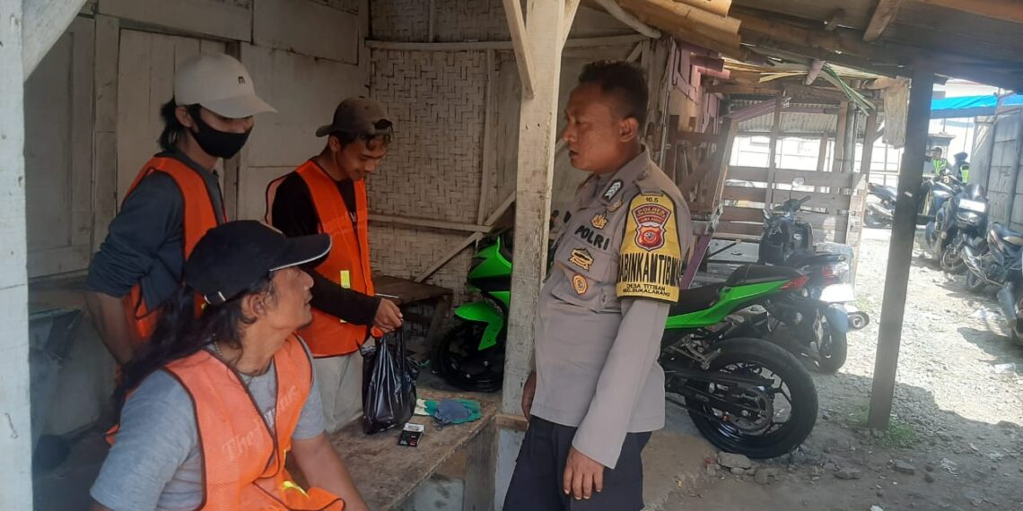 Jalin kedekatan dengan warga binaan, bhabinkamtibmas polsek sukalarang melaksanakan giat sambang warga