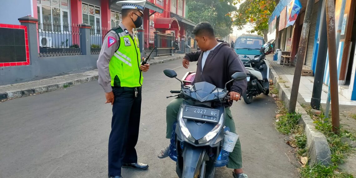 Peduli Keselamatan, Polisi Berikan Teguran Humanis Kepada Pelanggar Lalu Lintas