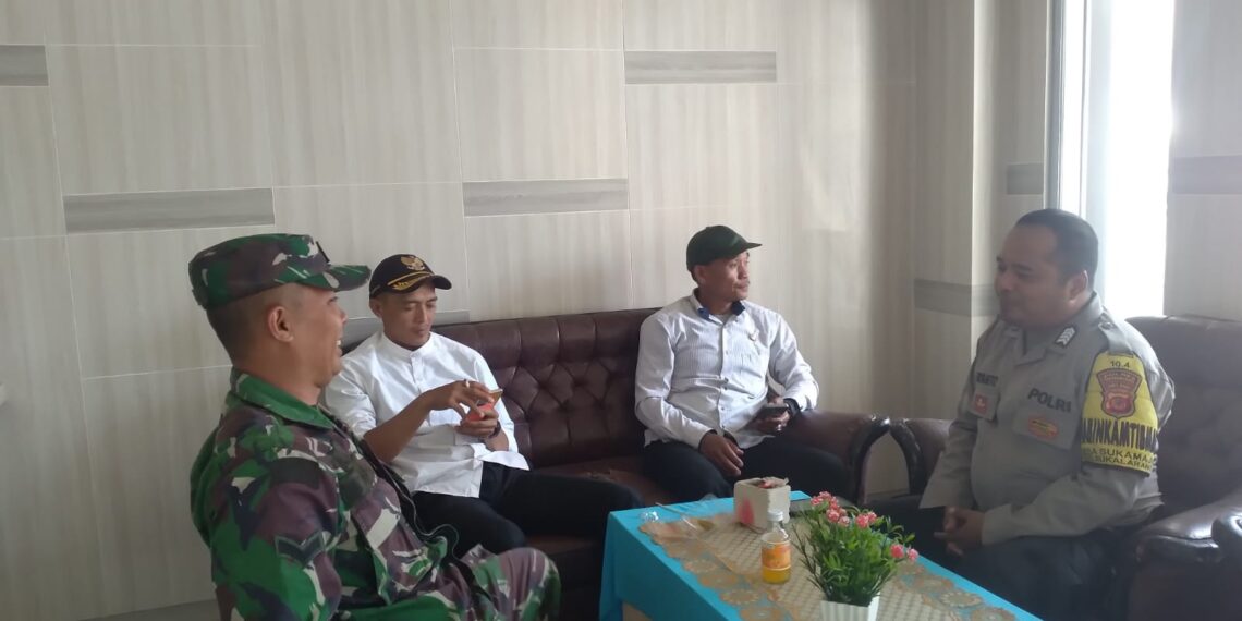 Pererat Silaturahmi, Senergitas TNI – Polri Bhabinkamtibmas Polsek Sukalarang Sambang Ke Kantor Desa Binaan