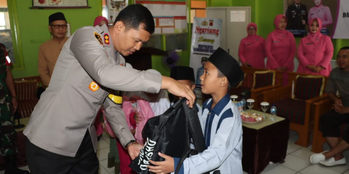 Polres Sukabumi Kota Salurkan Bantuan Peralatan Sekolah Bagi Puluhan Siswa Yatim Sekolah Dasar