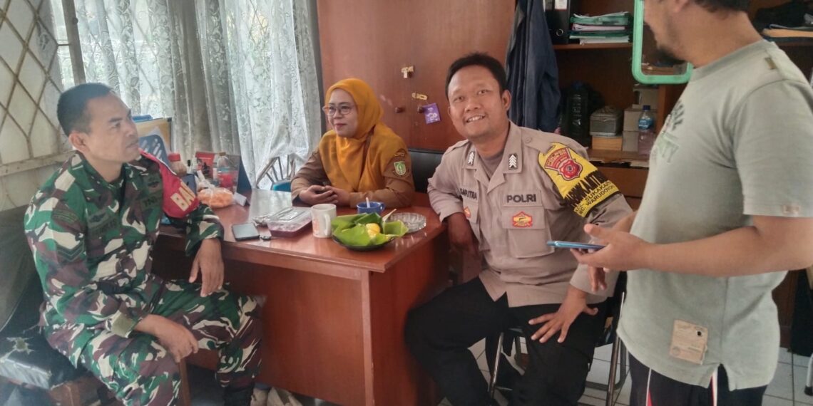 Sinergitas TNI – Bhabinkamtibmas dan Babinsa Laksanakan Sambang ke Kantor Kelurahan