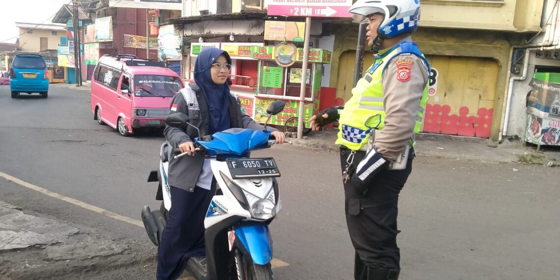 Polsek Sukaraja Polres Sukabumi Kota, Peduli Keselamatan, Polisi Berikan Teguran Humanis Kepada Pelanggar Lalu Lintas Yang Tidak Memakai Helm