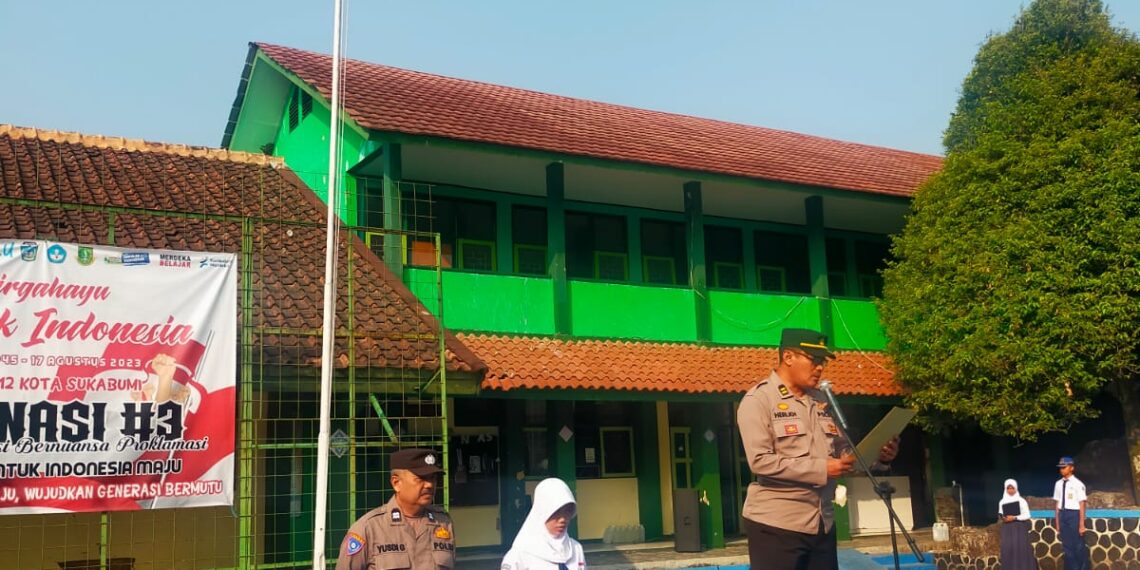 Jadi Pembina Upacara Bendera di SMP N 12 Kota Sukabumi dan berikan himbauan Kenakalan remaja, Kanit Reskrim dan Binmas Polsek Cibeureum