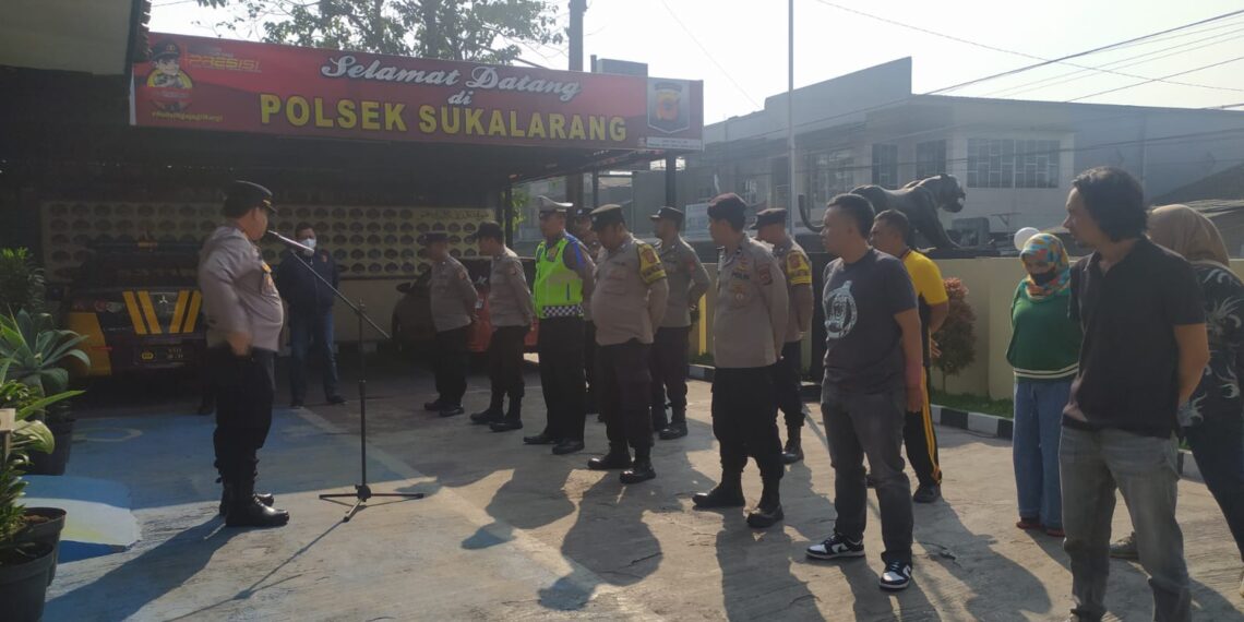 Kapolsek Sukalarang Sampaikan Arahan Kepada Anggota Saat Apel Pagi