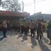 Kapolsek Sukalarang Sampaikan Arahan Kepada Anggota Saat Apel Pagi