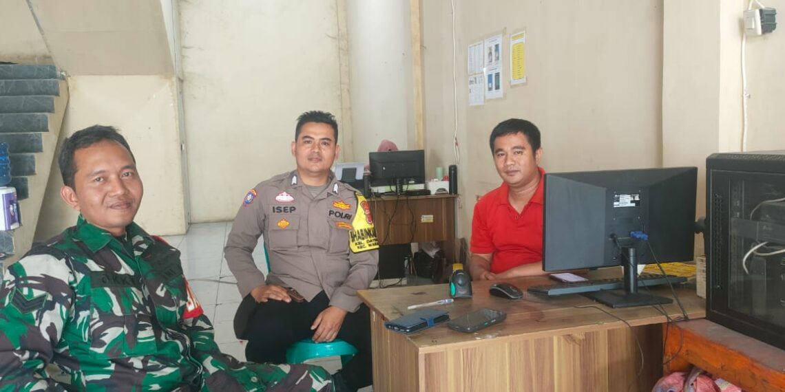 Dekati warga Babinkamtibmas bersinergi dengan Babinsa Sambangi Warga dan Berikan Imbauan Kamtibmas