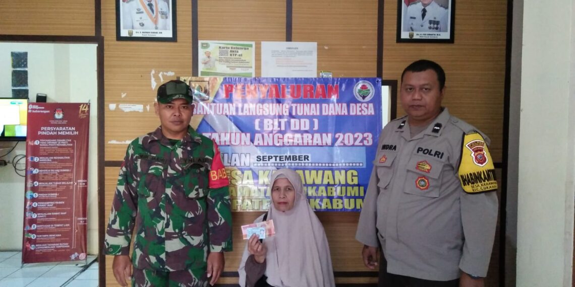 Lakukan Pemantauan Pembagian BLT DD, Polsek Sukabumi Bhabinkamtibmas  bersama Babinsa