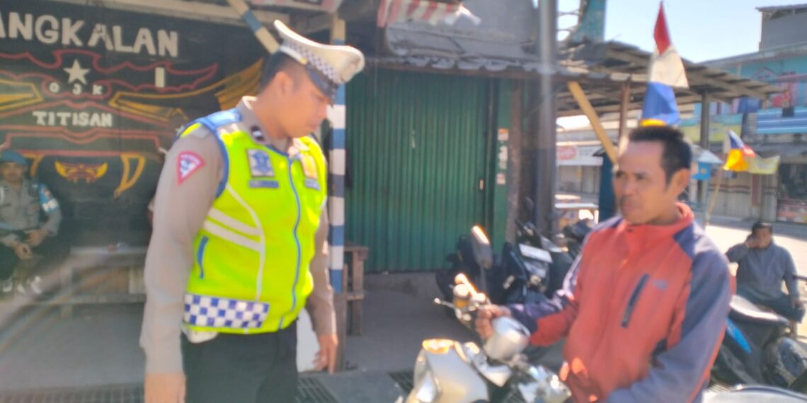 TEGURAN HUMANIS KANIT LANTAS POLSEK SUKALARANG KEPADA PENGENDARA BERBONCENGAN TANPA HELM