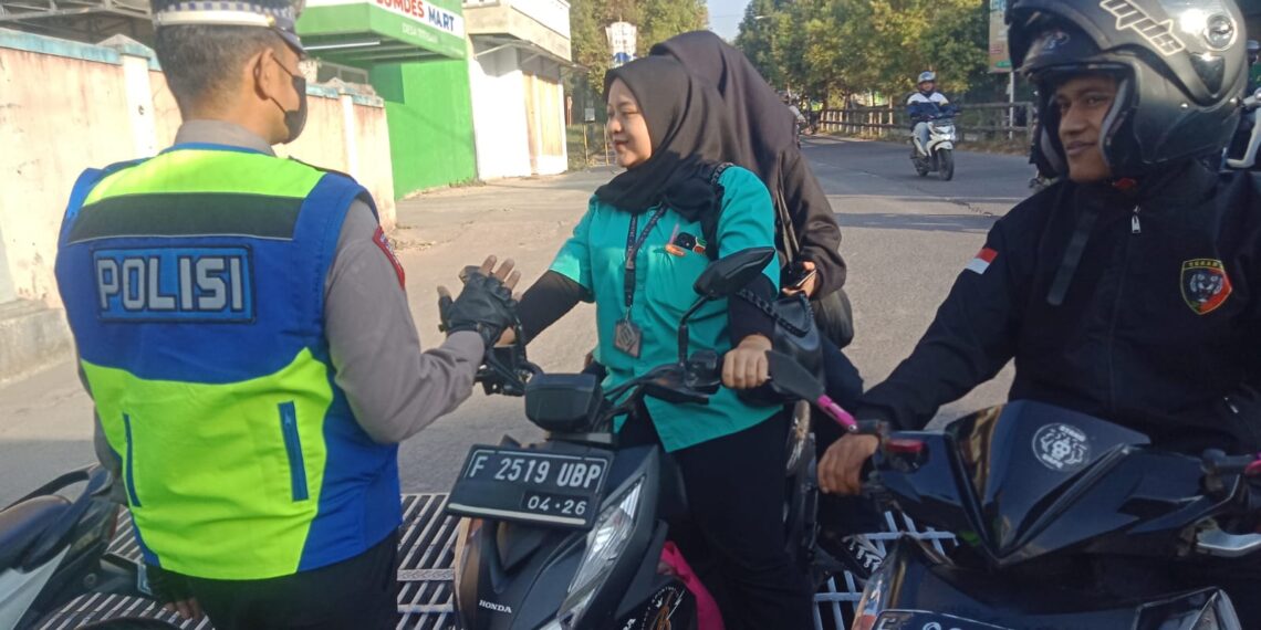 Polisi Berikan Teguran Secara Humanis Kepada Pelanggar Lalulintas Dalam Rangka OPS Zebra Lodaya 2023