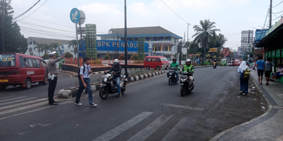 Unit Lantas Polsek Cikole Laksanakan Giat Pengaturan Antisipasi Terjadinya Kemacetan