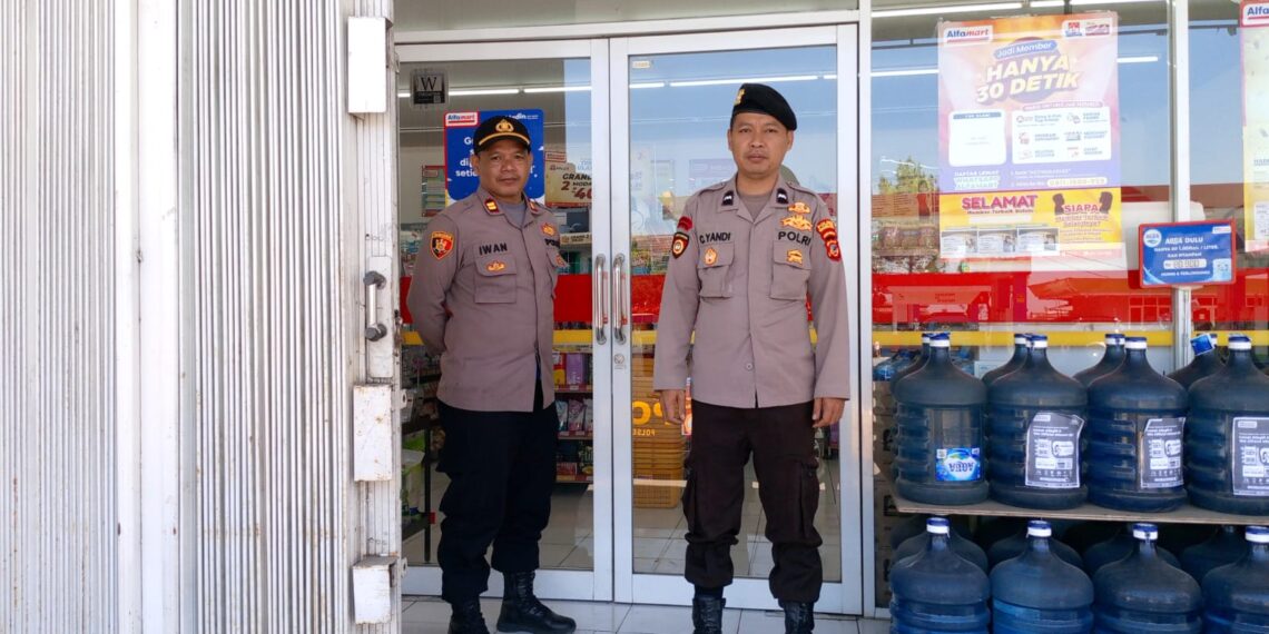 Kanit Patroli Polsek Sukalarang Laksanakan Patroli Dialogis Kerawanan Siang Kontrol Minimarket
