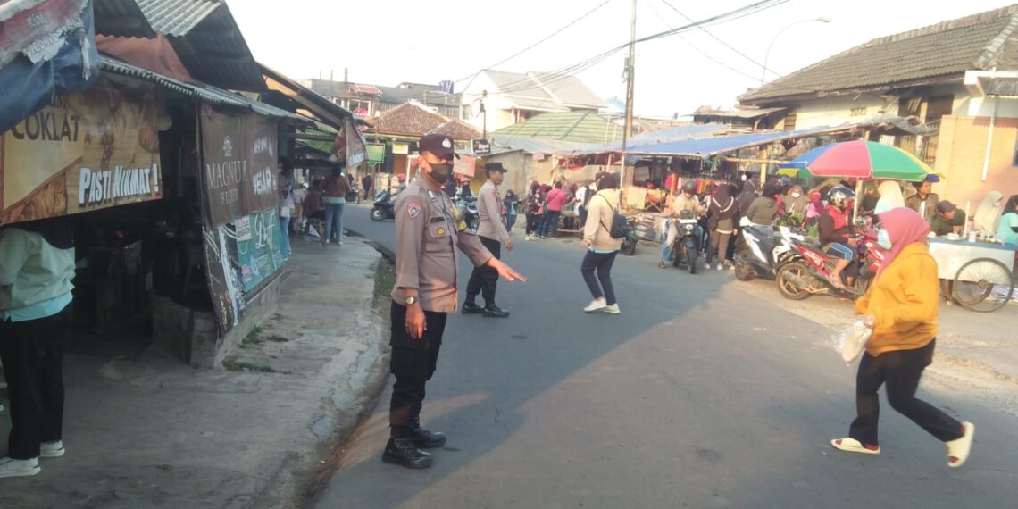 Pelayanan pengaturan Lalu Lintas  Anggota  Polsek Kadudampit di Pagi Hari