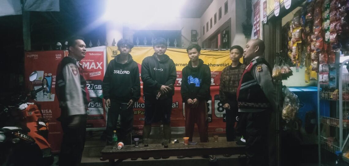 Sambangi Pemuda yang sedang nongkrong Patroli Samapta Polsek Cibeureum Ajak Masyarakat Untuk Sama2 menciptakan situasi Kamtibmas yang Kondusif