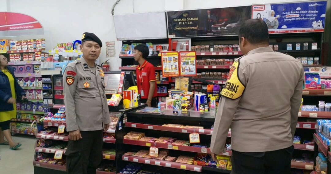 Cegah Kejahatan Malam, Personel Patroli Polsek Sukalarang Patroli Ke Minimarket