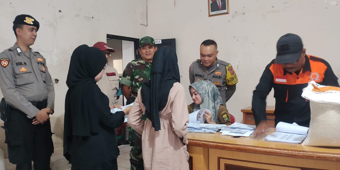 Polsek Sukaraja melakukan monitoring dan pengamanan penyaluran bantuan pangan berupa beras