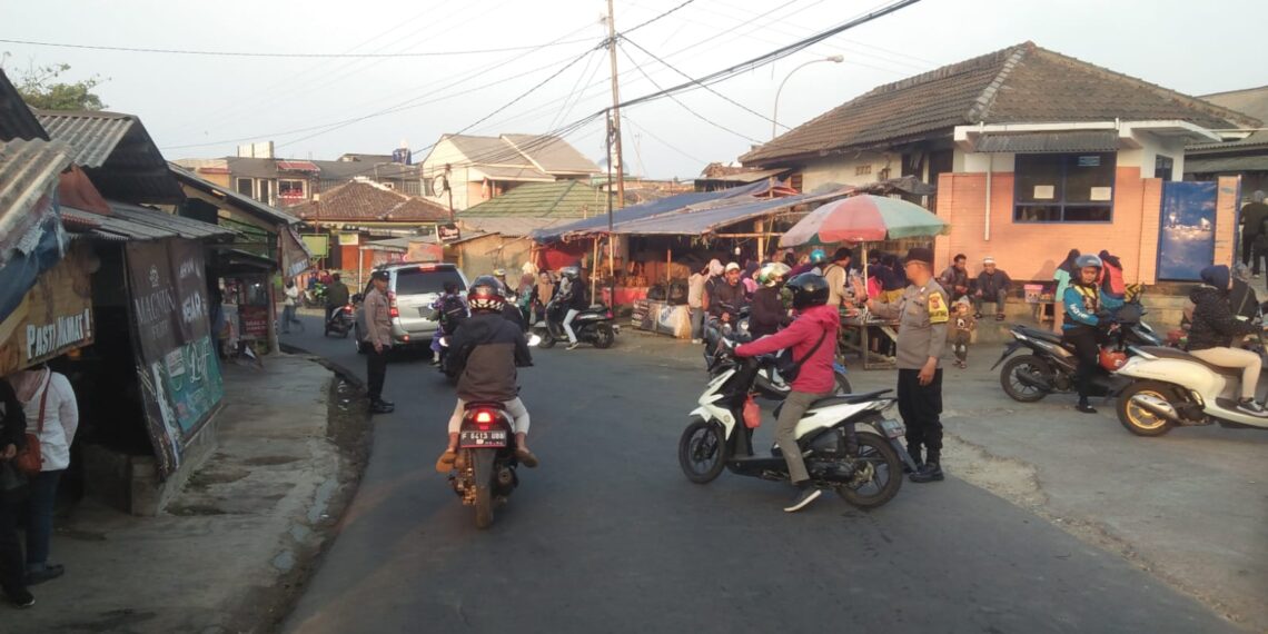 Personil Polsek kadudampit laksanakan gatur pagi beri Pelayanan terbaik Kepada Masyarakat