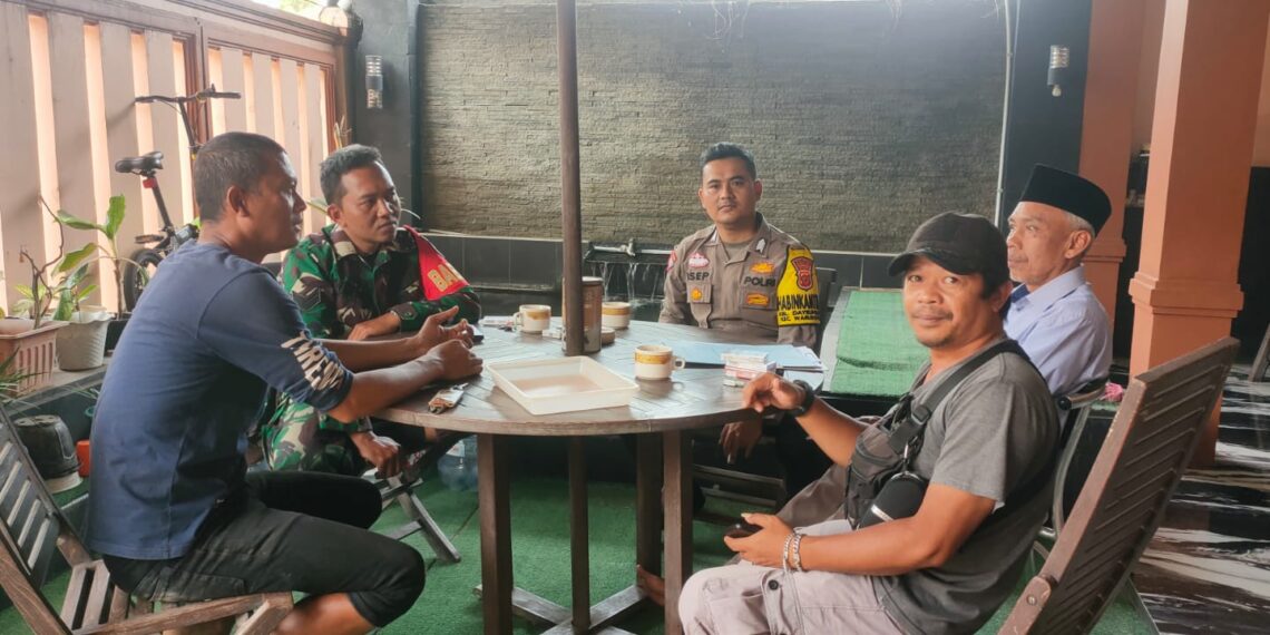 Babinkamtibmas bersinergi dengan Babinsa Sambangi Warga dan Berikan Imbauan Kamtibmas