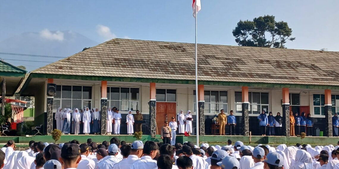 Kapolsek Sukalarang Menjadi Pembina Upacara Bendera