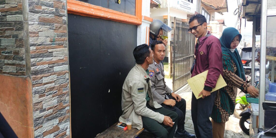 Bhabinkamtibmas bersama Babinsa    sambang dan Dialogis Tokoh Masyarakat.
