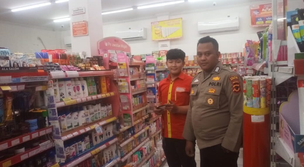 POLSEK CISAAT DIALOGIS DENGAN KARYAWAN MINIMARKET CISAAT BERIKAN PESAN KAMTIBMAS