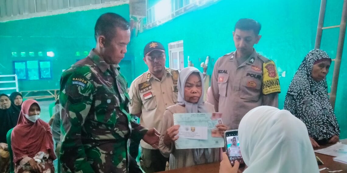 PASTIKAN PENYALURAN BLT DANA DESA TEPAT SASARAN, BHABINKAMTIBMAS MELAKSANAKAN PENDAMPINGAN PENYALURAN