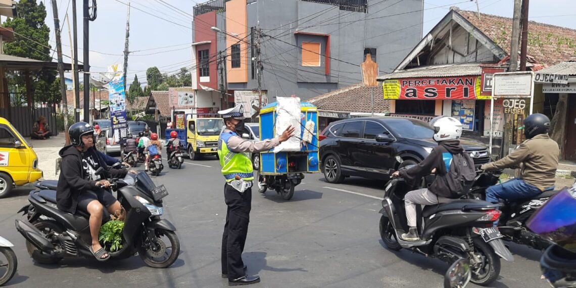 Gatur Lalu Lintas Polsek Warudoyong Paska melintas Kereta Api Pangrango